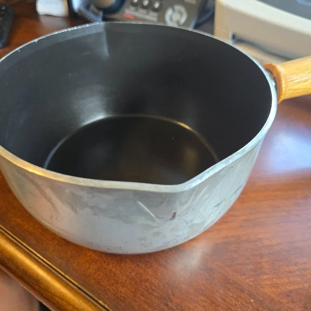 Vintage Mirro 2 Quart (1.9L) Saucepan - Non-Stick with Wooden Handle
